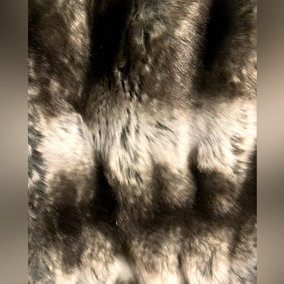 Jennifer Lopez faux fur vest - Picture 5 of 6